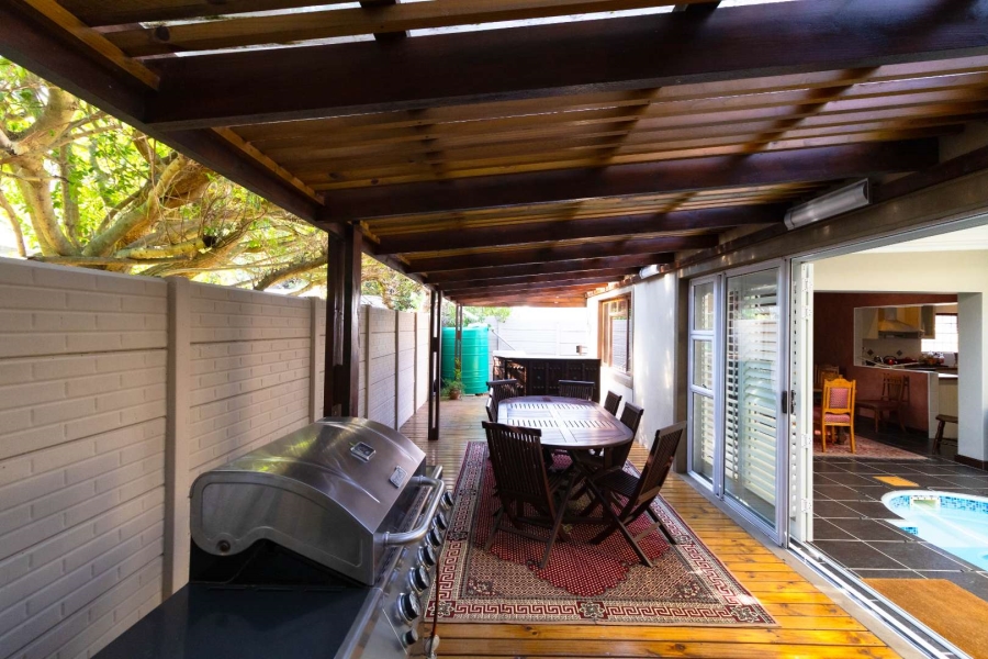 6 Bedroom Property for Sale in Sandbaai Western Cape